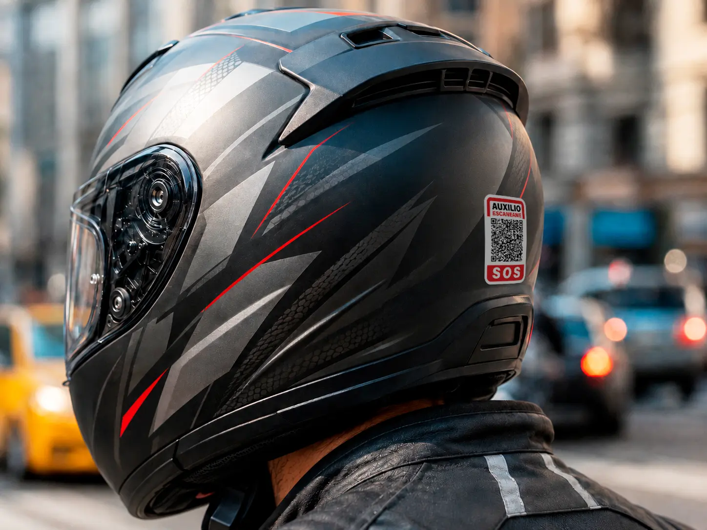 Casco de motociclista con etiqueta QR de Auxilio SOS